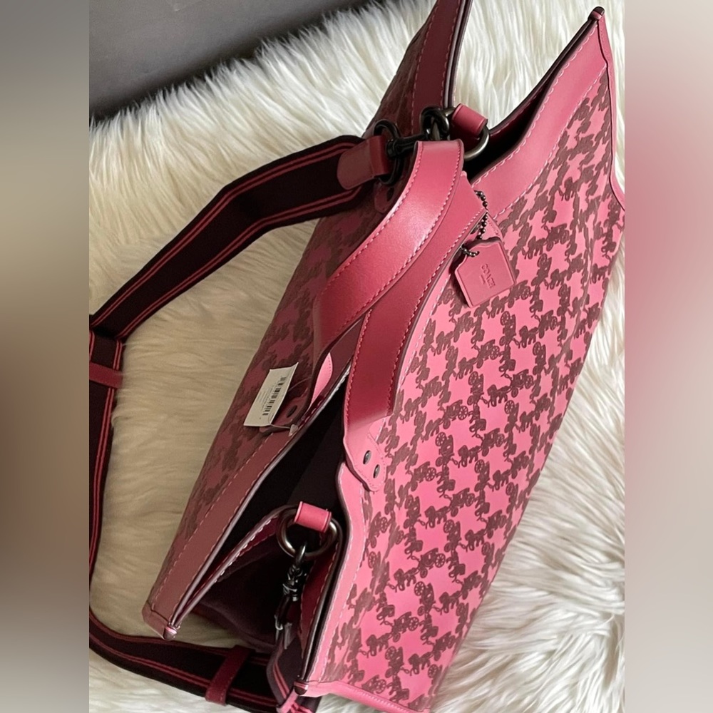 💰SOLD - C6612 - Coach Field Tote 40 with Horse and Carriage - Picture 7 of 11
